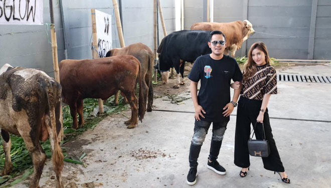 Gilang Widya Pramana bersama istri di garasi Juragan 99 yang menjadi tempat penyembelihan hewan kurban, Jumat (31/7/2020).(Foto : Dok.Pribadi) 