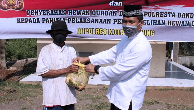 Kapolresta Bandung Kombes Pol Hendra Kurniawan secara simbolis menyerahkan daging kurban kepada perwakilan masyarakat di Mapolresta Bandung, Soreang, Jumat (31/7/20). (FOTO: Humas Polresta for TIMES Indonesia)