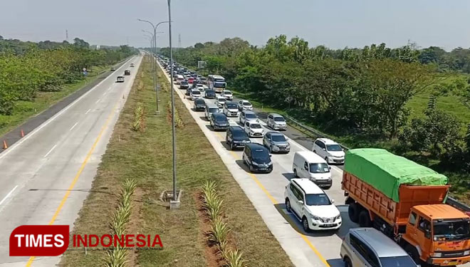 Ilustrasi - Suasana arus lalu lintas di jalan saat hari libur lebaran. (FOTO: Dok. TIMES Indonesia)