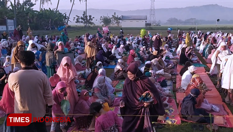 Pelaksanaan Sholat Idul Adha di beberapa wilayah Banyumas masih kurang mematuhi protokol kesehatan yang dianjurkan pemerintah, terutama dalam menjaga jarak minimal. (FOTO: Sutrisno/TIMES Indonesia)