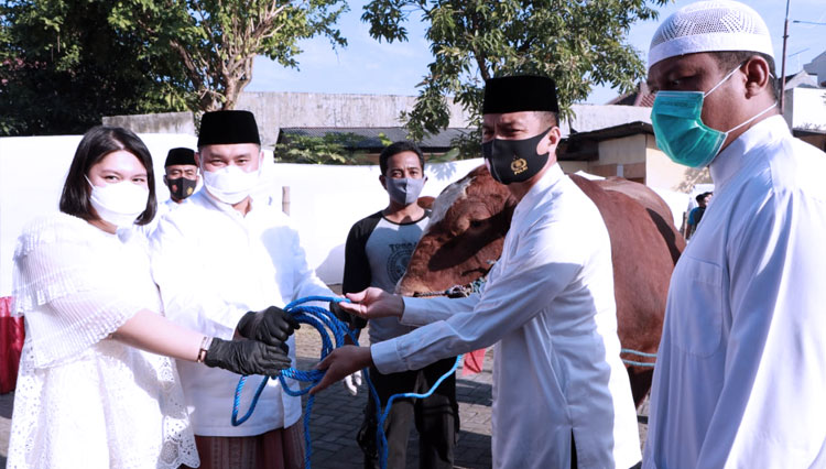 Polda Jatim saat menggelar pemotongan hewan kurban di hari Raya Idul Adha 1441 H, Jumat (31/7/2020). (FOTO: Humas Polda Jatim) 