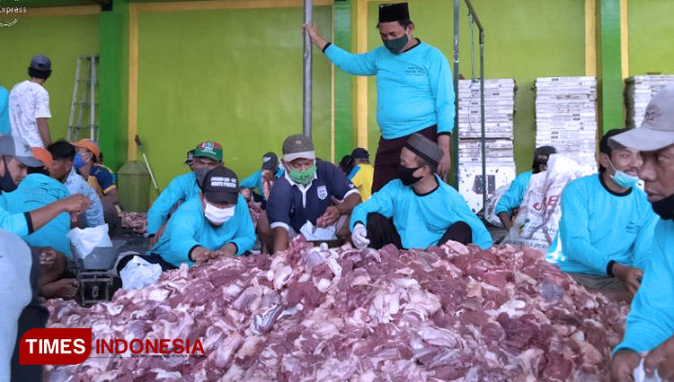 Proses pengemasan daging kurban di Masjid Jami' Al-Ihsan Banyuurip Ujungpangkah. (Foto: Akmal/TIMES Indonesia)