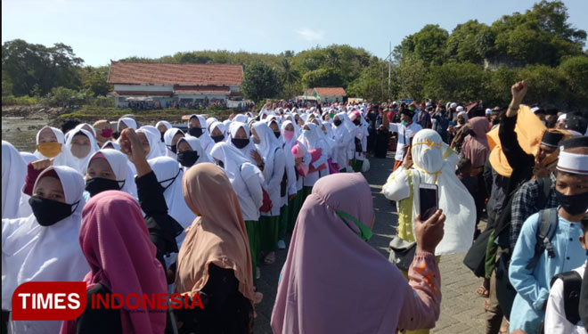Ratusan Santri Salafiyah Syafi'iyah Asal Kepulauan Kangean Saat Di Pelabuhan Batuguluk, Kecamatan Arjasa, Sumenep. (FOTO: M. Syukri/TIMES Indonesia)
