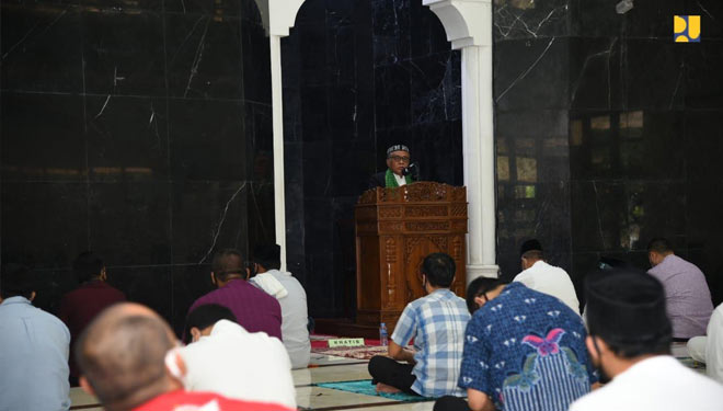 Kementerian PUPR RI juga menggelar Shalat Idul Adha di Masjid As Salam dengan menerapkan protokol kesehatan pencegahan Covid-19. (FOTO: Biro Komunikasi Publik Kementerian PUPR RI)
