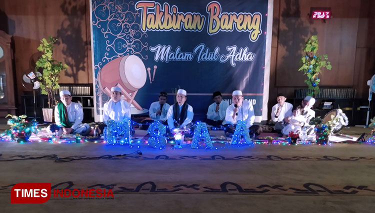 Takbir menyambut Hari Raya Idul Adha yang dilakukan mahasiswa UIN Maliki Malang di Masjid at-Tarbiyah di lingkungan kampus, Kamis (30/7/2020). (foto: Farhan Atoillah/TIMES Indonesia)
