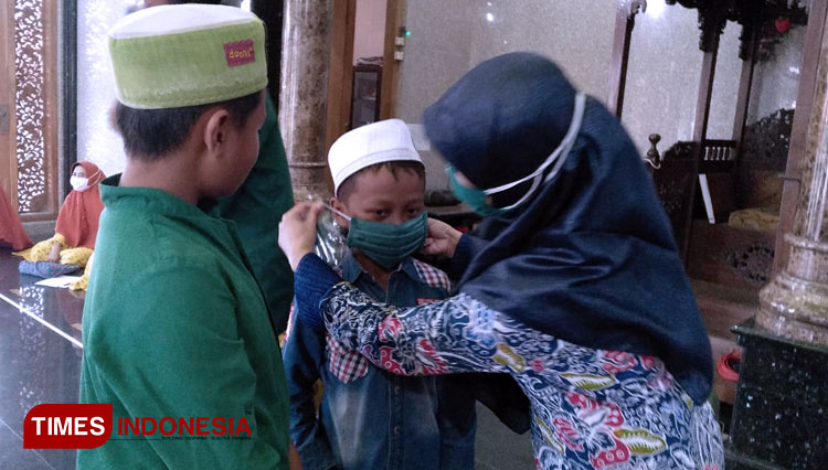 Tim Pengabdian Masyarakat FKK Unusa saat memberikan masker kepada santri TPQ Masjid Bahauddin Sepanjang Sidoarjo (Foto: Humas Unusa for TIMES Indonesia)