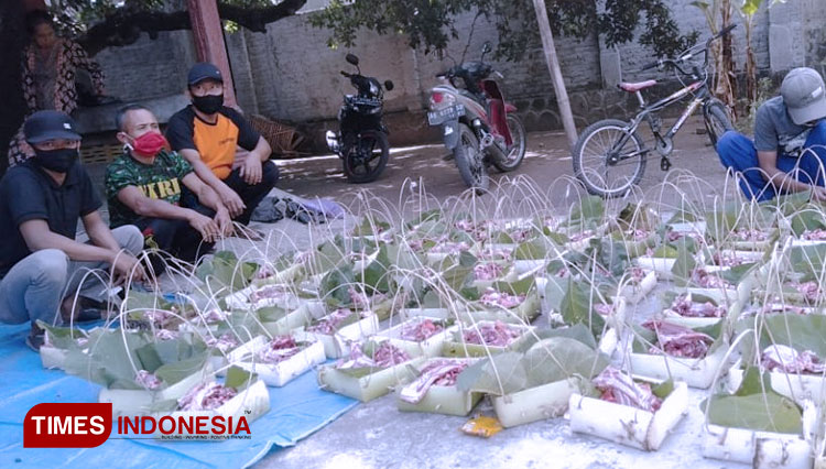 Encek dan daun jati banyak dipilih sebagai pembungkus daging kurban mengurangi sampah plastik. (FOTO: Bonari/TIMES Indonesia)