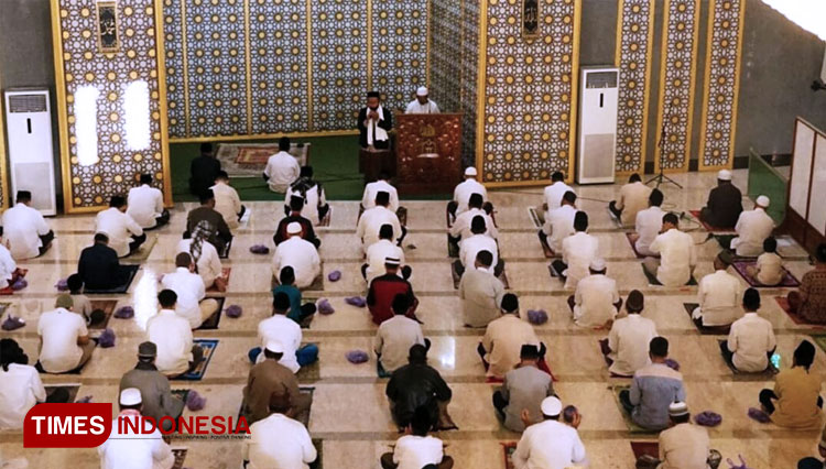 Pelaksanaan shalat Idul Adha di Masjid Agung Baitussalam Magetan, Jumat (31/7/2020). (FOTO: Humpro Magetan/TIMES Indonesia)