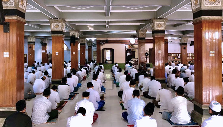 Shalat Id di Masjid Ulul Albab Pesantren Tebuireng Jombang patuhi protokol kesehatan. (foto: tebuireng for TIMES Indonesia)
