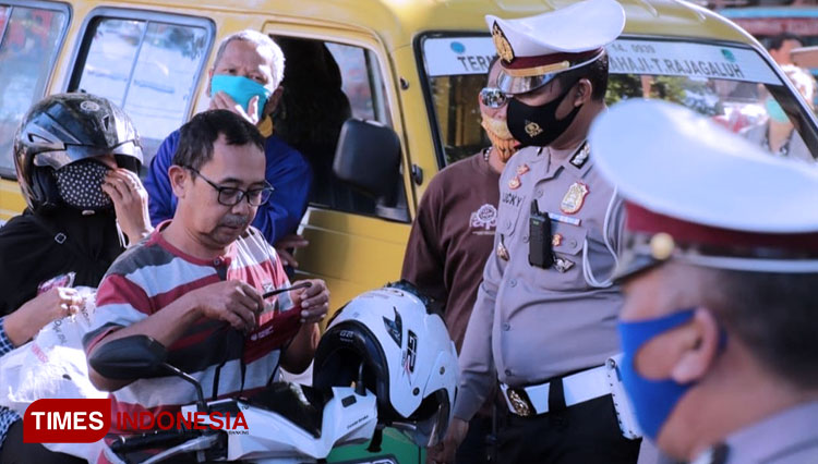 Kasat Lantas Polres Majalengka, AKP Luky Martono, tengah melaksanakan Operasi Patuh Lodaya 2020. (FOTO: Satlantas Polres Majalengka for TIMES Indonesia)