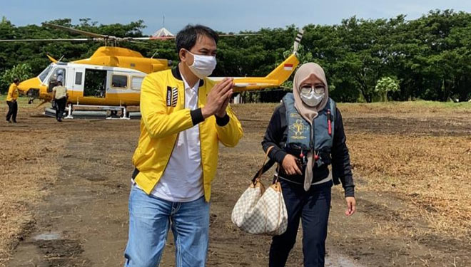 Wakil Ketua DPR RI Azis Syamsuddin bersama Alien Mus saat tiba di Kabupaten Halmahera Utara (Halut). (Foto: Dok Alien Mus)