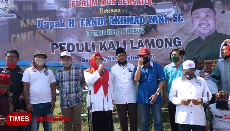 Bakal Cabup dan Cawabup Gresik, Gus Yani dan Bu Min saat berorasi usai menandatangani pakta integritas penuntasan problem banjir Kali Lamong (Foto: Akmal/TIMES Indonesia)
