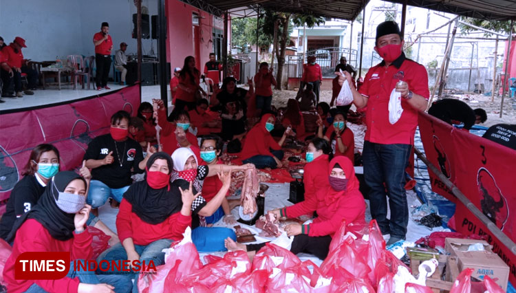 Ketua DPC PDI Perjuangan Kota Malang I Made Riandiana Kartika menunjukkan bingkisan berisi daging kurban. (FOTO: Naufal Ardiansyah/TIMES Indonesia)