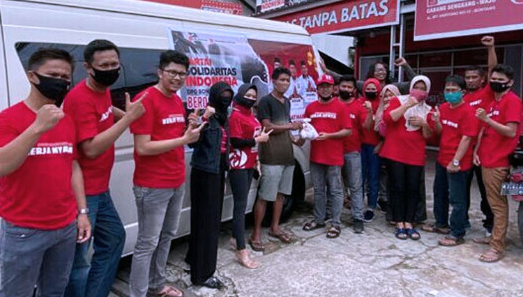 Ketua umum DPD PSI Bontang, Amriadi saat menyerahkan simbolis paket daging kurban bersama pengurus DPD PSI Bontang. (Foto: PSI Bontang for TIMES Indonesia)