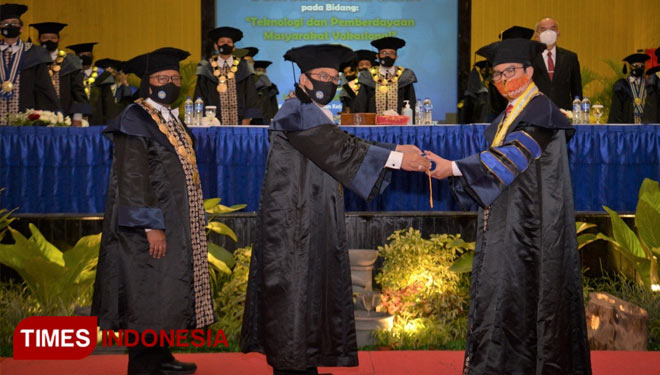 Rektor UNY Sutrisna Wibawa (tengah) ketika mengukuhkan Kepala BKKBN Hasto Wardoyo mendapatkan gelar Doktor Honoris Causa. (FOTO: UNY for TIMES Indonesia)
