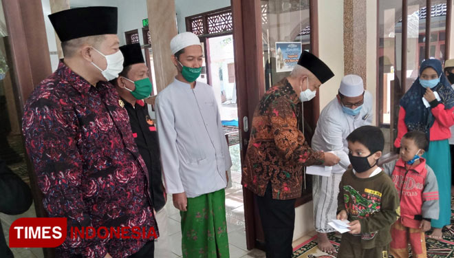 Bupati Malang HM Sanusi saat menyantuni anak yatim piatu. (Foto: Binar Gumilang/TIMES Indonesia)