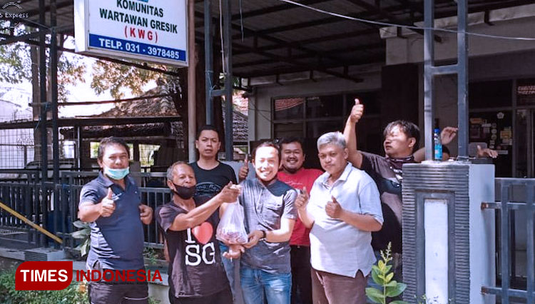 Ketua KWG beserta anggota saat menyalurkan daging kurban ke masyarakat sekitar Sekretariat KWG Jalan Basuki Rahmat no 8 Gresik (FOTO: Akmal/TIMES Indonesia).
