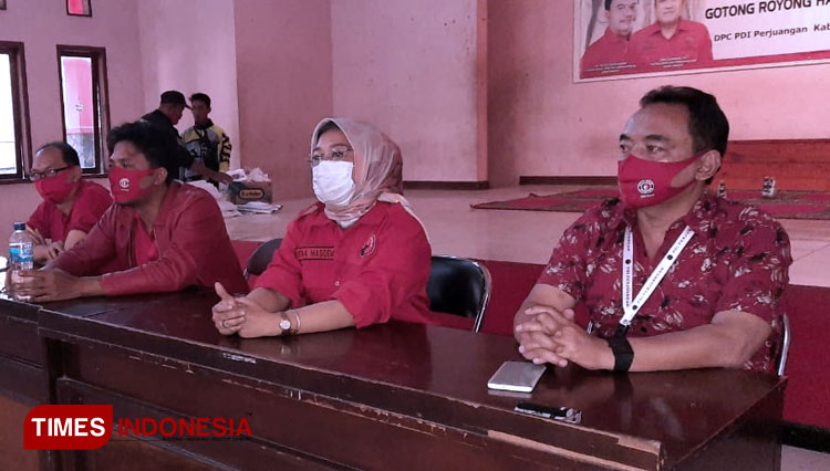 Sekretaris DPC PDI Perjuangan Kab Bandung Hen Hen Asep Suhendar (kanan) bersama Balonbup Bandung Yena Iskandar Ma’soem, di Aula DPC PDI Perjuangan Kab Bandung. (FOTO: Iwa/TIMES Indonesia)