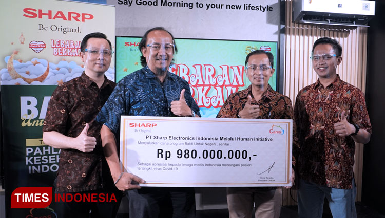 Sharp Indonesia saat memberikan donasi untuk tenaga kesehatan di Indonesia. (FOTO: Sharp Indonesia for TIMES Indonesia)