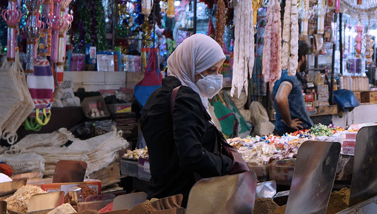 Ilustrasi – Warga Irak berbelanja di pasar yang sepi akibat Covid-19. (Foto: AFP/Sabah Arar)