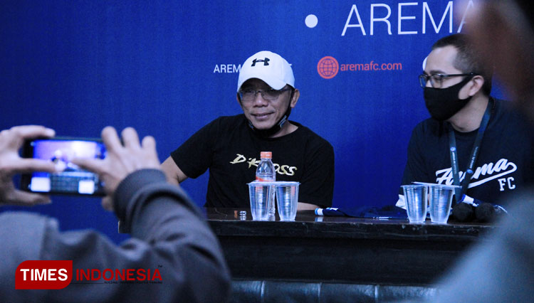 Ir Ade Herawanto MT, saat mengikuti sesi konferensi pers di kantor Arema FC pada (1/8/2020). (foto: Tria/TIMES Indonesia)