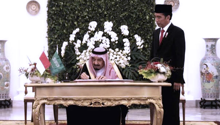 Presiden Jokowi menyaksikan Raja Salman menandatangani buku tamu kenegaraan di Istana Kepresidenan Bogor, Provinsi Jawa Barat, Rabu 1 Maret 2017. (Foto: Dokumentasi Humas Setkab)