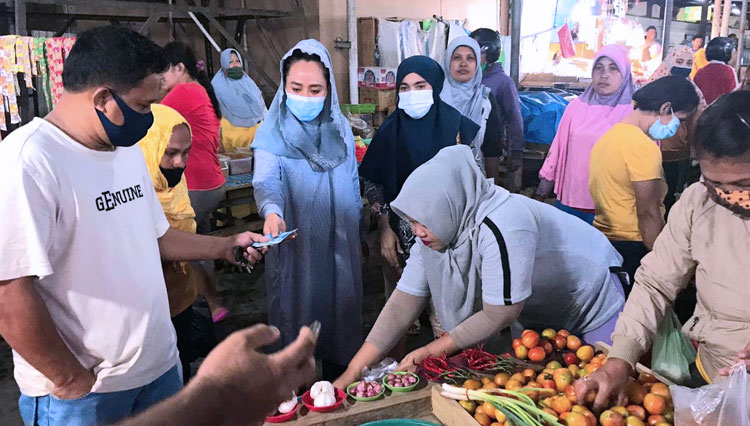 Alien Mus saat berinteraksi dengan para pedagang di pasar Tobelo, Halut, Minggu (2/8/2020). (Foto: Dok Alien Mus)