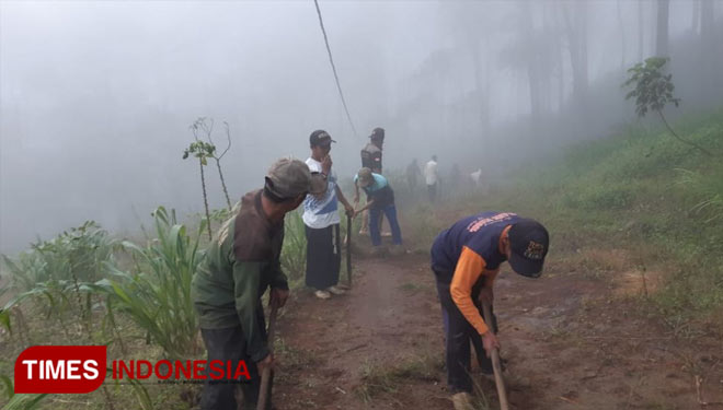 Bakti Sosial PSHT Rayon Gajah melebarkan jalan di Desa Gajah. (Foto: Wiyoso/TIMES Indonesia)