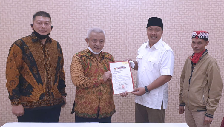 Ketua DPC Gerindra Kabupaten Malang, Chusni Mubarok saat memberikan rekom dari Pranowo kepada SanDi. (Foto: Chusni for TIMES Indonesia)