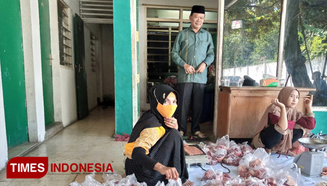Ketua DPC PKB Kabupaten Malang Gus Ali saat meninjau proses penyembelihan hewan kurban. (Foto: Binar Gumilang/ TIMES Indonesia)