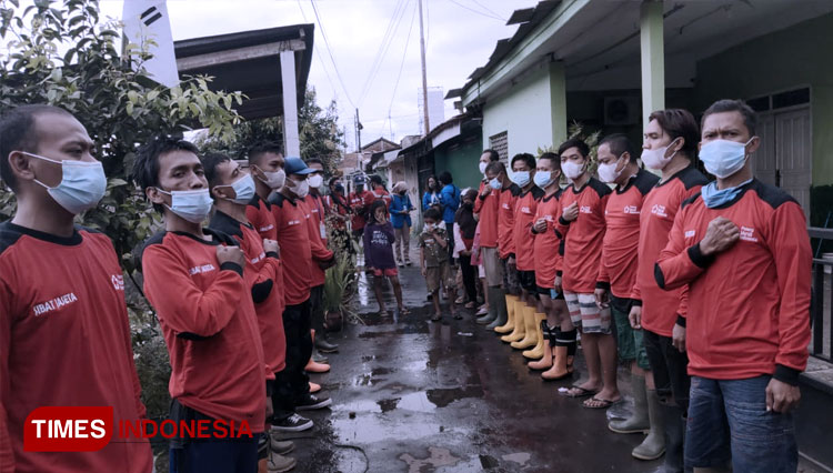 Para anggota SIBAT (Siaga Bencana Berbasis Masyarakat) mulai resmi terjun dalam siaga bencana setelah dilantik Wakil Bupati Banyumas, Sadewa Tri Lastiono. (FOTO: Parsito for TIMES Indonesia)