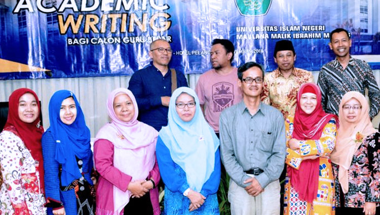 Para calon guru besar UIN Malang ketika mendapat pelatihan Academic Writing untuk menambah skill penulisan karya ilmiah. (Foto: UIN Malang)