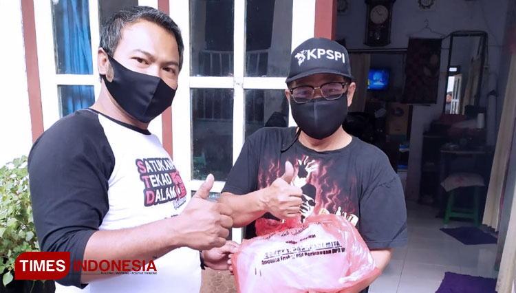 Pembagian sembako dari Sonny T Danaparamita melalui Relawan STD kepada warga terdampak Covid-19 di Bondowoso (FOTO: Moh Bahri/TIMES Indonesia).