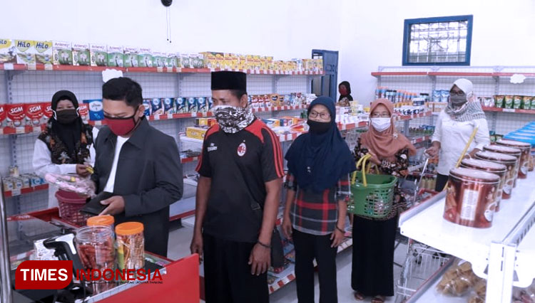 Suasana BUM Desa Bringinan Mart, Jambon, Ponorogo. BUM Desa Margo Mulyo masuk nominasi penilaian tingkat Jatim. (Foto: Rafirana/TIMES Indonesia)
