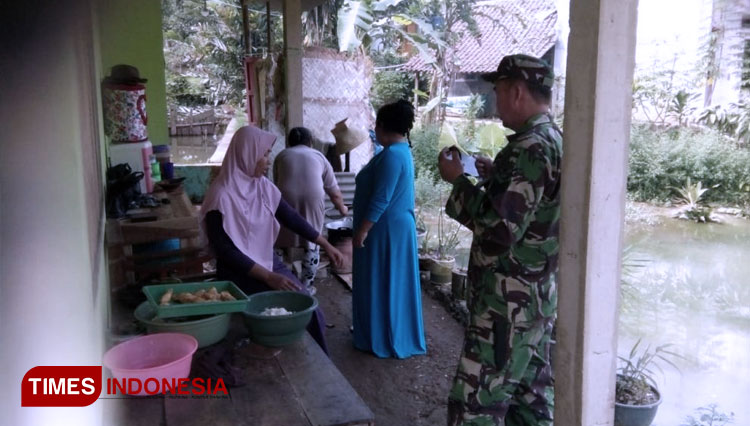 Warga Dengan Sukarela Memberikan Makanan Kepada Anggota Satgas TMMD Ke-108 (FOTO: AJP/TIMES Indonesia)