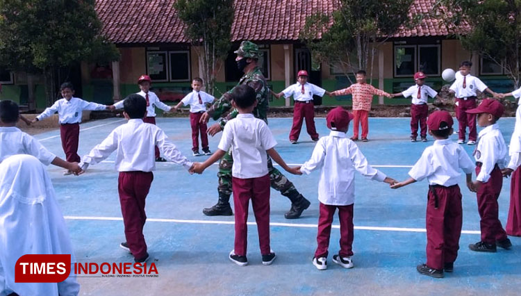 Satgas TMMD Ajak Giat Edukasi Lapangan Kepada Siswa SDN Talagasari (FOTO: AJP/TIMES Indonesia)