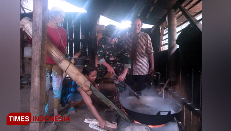Begitu Akrab, Satgas TMMD Bantu Warga Membuat Gula Aren (FOTO: AJP/TIMES Indonesia)