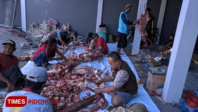 Keluarga besar NU Desa Ngunut Ponorogo berbagi daging kurban. (Foto: Erik Kurniawan/TIMES Indonesia)