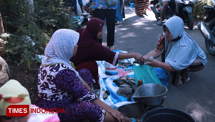 Warga menjual hasil ikan di sekitar Ranu Klakah. Fenomena setiap tahun ini mendatangkan berkah tersendiri bagi masyarakat sekitar. (Foto: Qomaruddin Hamdi/TIMES Indonesia) 