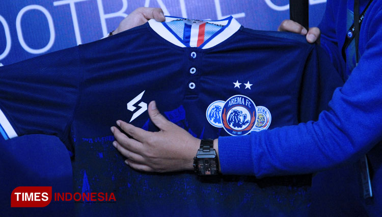 Jersey Anniversary yang di produksi oleh SEA dengan 3 logo Arema FC diproduksi limited edition menjadi buruan aremania. (foto: Tria Adha/TIMES Indonesia)