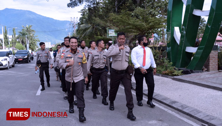 Kapolres Palu AKBP Moch Sholeh saat jalan santai bersama anggotanya di Kota Palu. (FOTO: Humas Polres Palu for TIMES Indonesia)