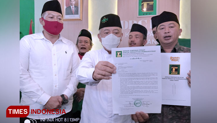 Ketua DPC PPP Kabupaten Malang, H Ahmad Daniyal saat menyerahkan Rekom Pilbup Malang kepada SanDi. (FOTO: Binar Gumilang / TIMES Indonesia)