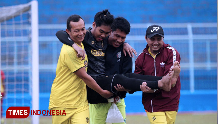 Penjaga gawang Arema FC, Kartika Aji mengalami cedera dislokasi dibagian lututnya saat menjalani latihan perdananya bersama tim di Stadion Kanjuruhan Kab Malang. Senin (3/8/2020). (FOTO: Tria Adha/TIMES Indonesia)