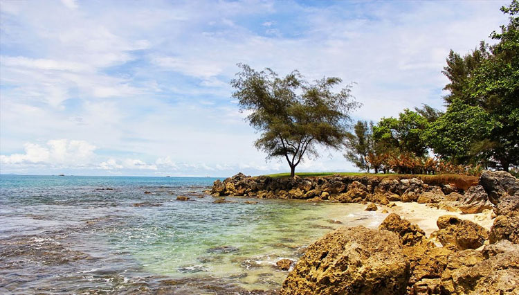 The beauty of Carita Beach, Banten. (PHOTO: Wikipedia)