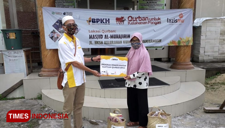 Secara simbolis Badan Pengelola Keuangan Haji (BPKH) menyerahkan hewan kurban kepada Lazismu. (FOTO: Lazismu for TIMES Indonesia)