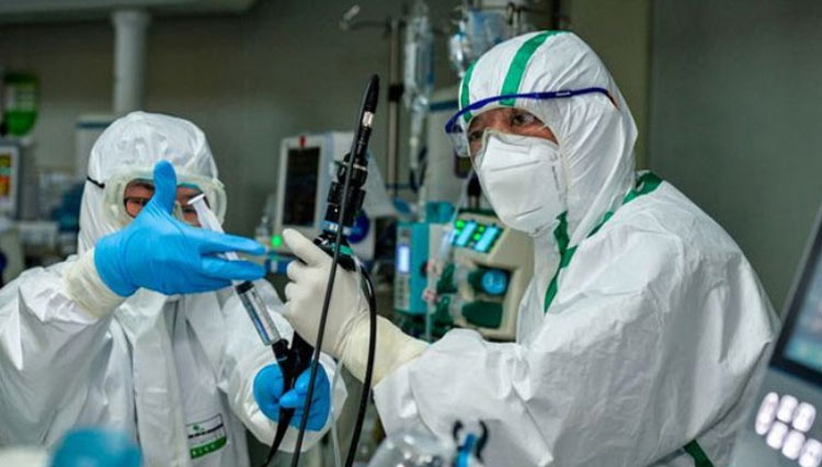Ilustrasi: para dokter saat bekerja dalam penanganan kasus covid-19 (foto: SindoNews)