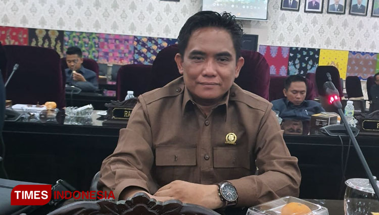 Anggota Pansus Covid-19 DPRD Kabupaten Bondowoso, A Mansur. (FOTO: Moh Bahri/TIMES Indonesia)