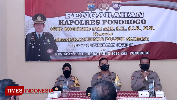 Kapolres AKBP Mochamad Nur Azis berikan arahan kepada Bhabinkamtibmas Polsek Slahung Ponorogo. (FOTO: Humas polres/TIMES Indonesia)