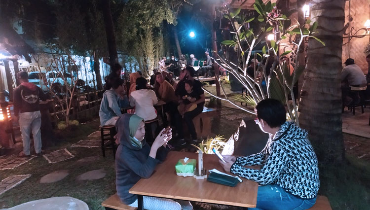 The visitors enjoying their time at Jagongan Jail Cafe & Barbershop Malang. (Photo: Lapas Lowokwaru for TIMES Indonesia)