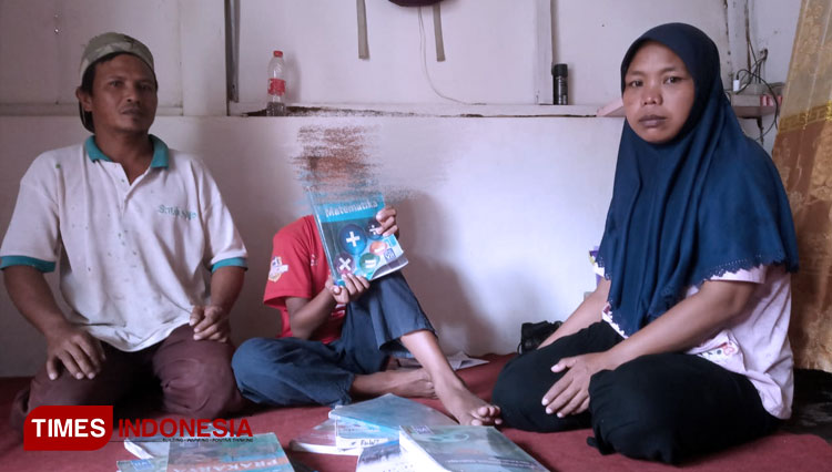 Muhammad Hendra Afriyanto bersama kedua orang tuanya (FOTO: Moh Bahri/TIMES Indonesia).